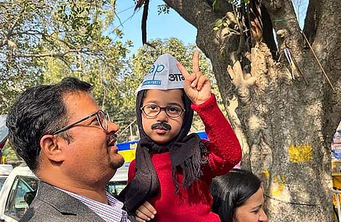 എഎപിയുടെ വിജയാഘോഷത്തില്‍ അരവിന്ദ് കെജരിവാളിന്റെ വേഷമിട്ട കുട്ടിയുമായി പ്രവര്‍ത്തകന്‍/പിടിഐ