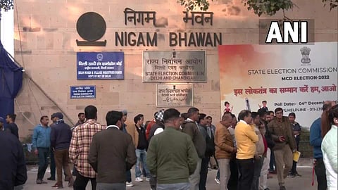 ഡല്‍ഹി തെരഞ്ഞെടുപ്പു കമ്മിഷന്‍ ഓഫിസിനു മുന്നില്‍ നിന്നുള്ള ദൃശ്യം/എഎന്‍ഐ
