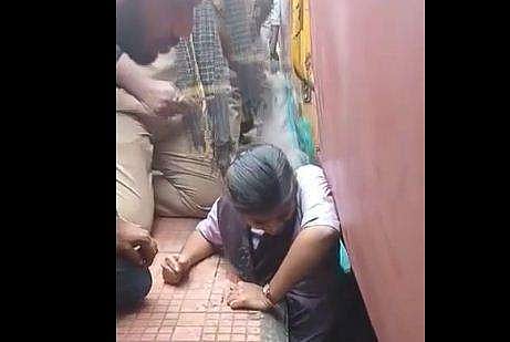 പ്ലാറ്റ്‌ഫോമിനും ട്രാക്കിനും ഇടയില്‍ കുടുങ്ങിയ വിദ്യാര്‍ഥിനിയെ രക്ഷിക്കുന്ന ദൃശ്യം