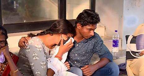 അമ്മയും കുഞ്ഞും മരിച്ച സംഭവത്തില്‍ കരയുന്ന ബന്ധുക്കളുടെ ദൃശ്യം