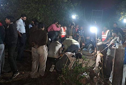 കുഴല്‍ക്കിണറില്‍ വീണ കുട്ടിയെ രക്ഷപെടുത്താനുള്ള ശ്രമങ്ങള്‍ തുടരുന്നു/ഫോട്ടോ: ട്വിറ്റര്‍