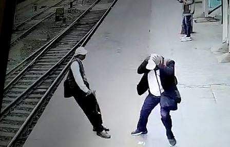 വൈദ്യുതി കമ്പി റെയില്‍വേ ഉദ്യോഗസ്ഥന്റെ തലയിലേക്ക് പൊട്ടിവീഴുന്ന ദൃശ്യം