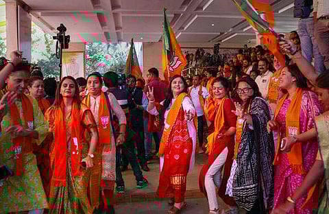 ഗാന്ധിനഗറില്‍ ബിജെപി പ്രവര്‍ത്തകരുടെ ആഹ്ലാദം/പിടിഐ