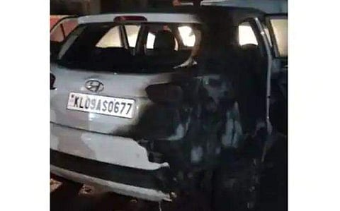 കാര്‍ കത്തിനശിച്ച നിലയില്‍/ ടിവി ദൃശ്യം