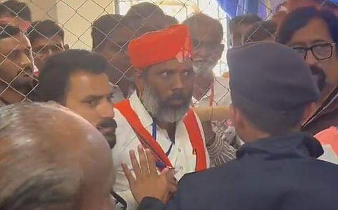 കഴുത്തില്‍ ഷാള്‍ മുറുക്കി ആത്മഹത്യക്ക് ശ്രമിച്ച കോണ്‍ഗ്രസ് സ്ഥാനാര്‍ഥി/ വീഡിയോ ദൃശ്യം