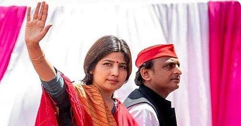 ഡിംപിള്‍ യാദവ് അഖിലേഷിനൊപ്പം/ ട്വിറ്റര്‍