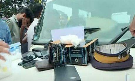 യുവാക്കളുടെ പക്കല്‍ നിന്നും പിടിച്ചെടുത്ത ലഹരിമരുന്ന്/ ടിവിദൃശ്യം