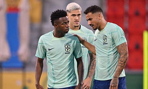 വിനിഷ്യസ് ജൂനിയറിനും പെഡ്രോയ്ക്കും ഒപ്പം ഡാനിലോ/ഫോട്ടോ: എഎഫ്പി