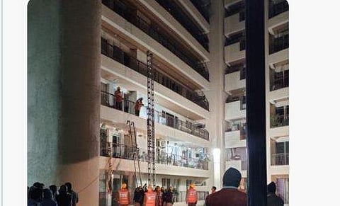 അപ്പാര്‍ട്ട്‌മെന്റിന്റെ മേല്‍ക്കൂര തകര്‍ന്നുവീണ നിലയില്‍, എഎന്‍ഐ