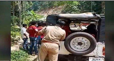 പാമ്പന്‍ തോട് വനത്തില്‍ യുവാവിന് വേണ്ടി തിരച്ചില്‍ നടത്തുന്നു, ടെലിവിഷന്‍ ദൃശ്യം