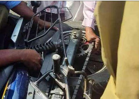 കരുനാഗപ്പള്ളിയില്‍ യാത്രികന്റെ വിരല്‍ ബൈക്കിന്റെ ചെയ്‌നില്‍ കുരുങ്ങിയപ്പോള്‍