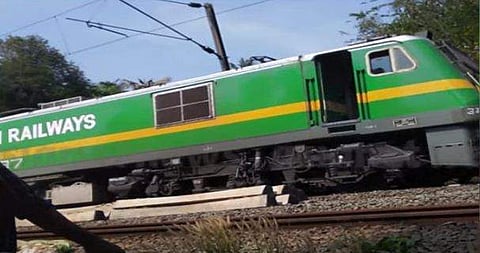 പാളം തെറ്റിയ തീവണ്ടിയുടെ എന്‍ജിന്‍, ടെലിവിഷന്‍ ചിത്രം