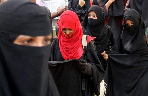 കർണാടകയിലെ ഹിജാബ് പ്രതിഷേധത്തിനിടെ കോളജിൽ നിന്ന് പുറത്തേക്കിറങ്ങുന്ന വിദ്യാർത്ഥികൾ/ഫയൽ ചിത്രം