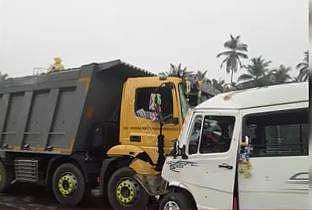 കോഴിക്കോട്ട് ശബരിമല തീര്‍ഥാടകര്‍ സഞ്ചരിച്ച വാനും ടിപ്പറും കൂട്ടിയിടിച്ചതിന്റെ ദൃശ്യം