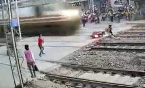 ട്രെയിനിന് മുന്നില്‍ അത്ഭുതകരമായി രക്ഷപ്പെടുന്ന ബൈക്ക് യാത്രികന്‍ വീഡിയോ ദൃശ്യം