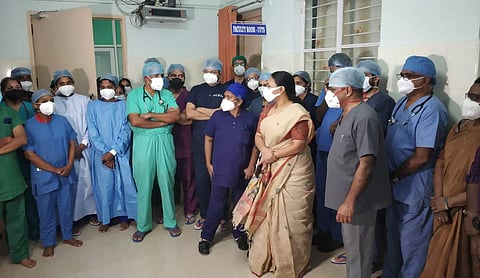 കോട്ടയം മെഡിക്കല്‍ കോളജില്‍ മന്ത്രി വീണാ ജോര്‍ജ് ആരോഗ്യപ്രവര്‍ത്തകര്‍ക്കൊപ്പം