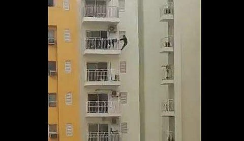 കെട്ടിടത്തിന്റെ മുകളില്‍ അപകടകരമായ നിലയില്‍ വ്യായാമം ചെയ്യുന്ന ദൃശ്യം