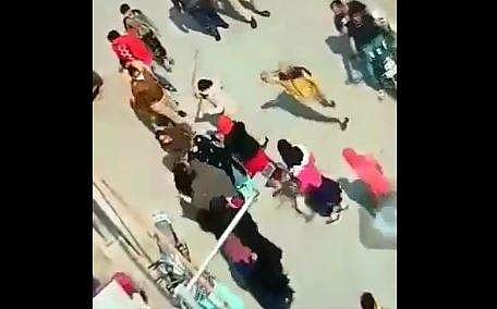 ലാത്തികൊണ്ട് മുസ്ലീം സ്ത്രീകളെ മര്‍ദ്ദിക്കുന്ന പൊലീസ്‌