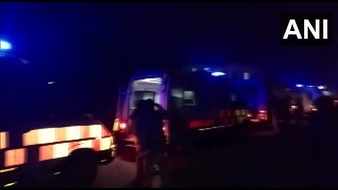 കിണറ്റില്‍ വീണ് പരിക്കേറ്റവരെ ആശുപത്രിയില്‍ കൊണ്ടുപോകുന്നു, എഎന്‍ഐ ചിത്രം