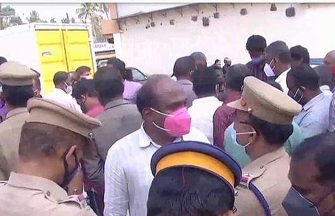 തൃപ്പൂണിത്തുറയില്‍ തൊഴിലാളി യൂണിയന്‍ പ്രവര്‍ത്തകര്‍ തമ്മിലുള്ള ഏറ്റുമുട്ടലില്‍ പൊലീസ് ഇടപെടുന്നു