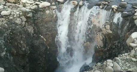 അരുവിയുടെ മധ്യത്തില്‍ രൂപപ്പെട്ട അഗാധ ഗര്‍ത്തം, ട്വിറ്റര്‍