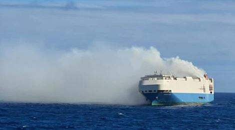 അറ്റ്ലാന്റിക് സമുദ്രത്തില്‍ ചരക്കുകപ്പലിന് തീപിടിച്ചപ്പോള്‍, ട്വിറ്റര്‍