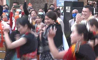 നര്‍ത്തകര്‍ക്കൊപ്പം ചുവടുവച്ച് സ്മൃതി ഇറാനി