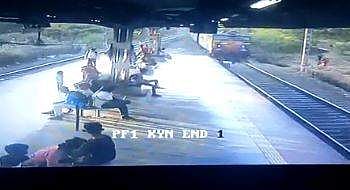 ഓടുന്ന ട്രെയിനിന്റെ മുന്നിലേക്ക് മകനൊപ്പം അച്ഛന്‍ ചാടുന്ന ദൃശ്യങ്ങള്‍