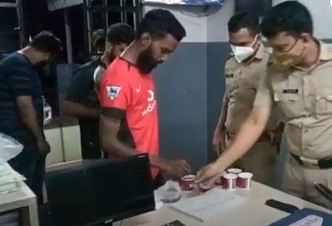 യുവാക്കള്‍ക്ക് പൊലീസ് സ്റ്റേഷനില്‍ ചായ നല്‍കുന്ന ദൃശ്യം