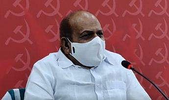 കോടിയേരി ബാലകൃഷ്ണന്‍ മാധ്യമങ്ങളെ കാണുന്നു