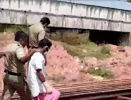 കടയ്ക്കാവൂരില്‍ പ്രതിയുമായി പൊലീസ് തെളിവെടുപ്പ് നടത്തുന്നു