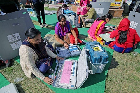 അമൃത്‌സറിലെ പോളിംഗ് ഉദ്യോഗസ്ഥർ അതത് പോളിംഗ് ബൂത്തുകളിലേക്ക് പുറപ്പെടുന്നതിന് മുമ്പ് ഇലക്‌ട്രോണിക് വോട്ടിംഗ് മെഷീനുകൾ (ഇവിഎം) പരിശോധിക്കുന്നു/ചിത്രം : എഎൻഐ