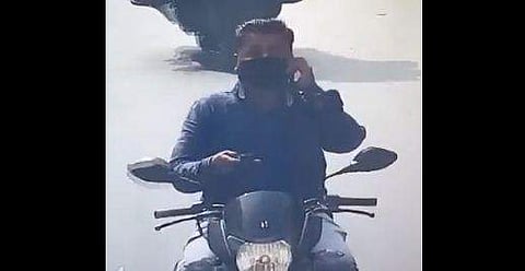 ഹാന്‍ഡിലില്‍ നിന്ന് കൈ വിട്ട് ബൈക്ക് യാത്ര