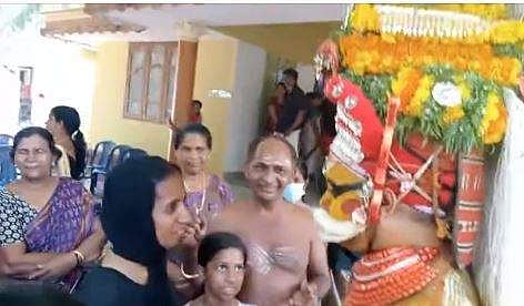 സ്ത്രീയെ ചേര്‍ത്തുനിര്‍ത്തി ആശ്വസിപ്പിക്കുന്ന മുത്തപ്പന്റെ ദൃശ്യം