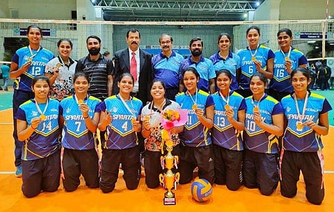 ഫെഡറേഷൻ കപ്പ് വോളിയിൽ കിരീടം നേടിയ കേരള ടീം/ ഫോട്ടോ: ഫെയ്സ്ബുക്ക്