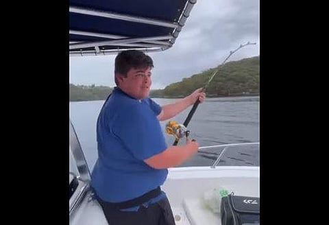 പതിനഞ്ച് വയസ്സുകാരന്‍ ചൂണ്ടയിടുന്ന ദൃശ്യം