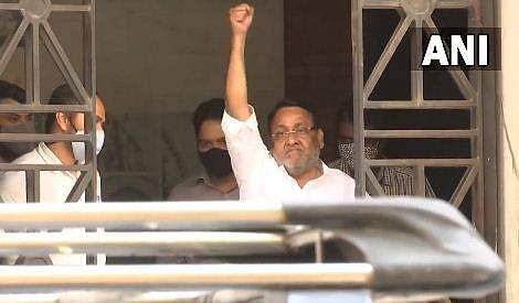 അറസ്റ്റ് ചെയ്തതിന് പിന്നാലെ പാര്‍ട്ടി പ്രവര്‍ത്തകരെ അഭിവാദ്യം ചെയ്യുന്ന നവാബ് മാലിക്‌