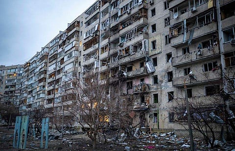 റഷ്യൻ റോക്കറ്റ് ആക്രമണത്തിൽ തകർന്ന കീവിലെ കെട്ടിട സമുച്ചയം/ ഫോട്ടോ: പിടിഐ