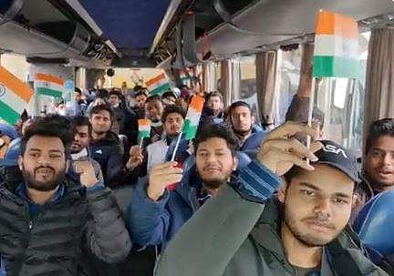 അതിര്‍ത്തിയില്‍ കുടുങ്ങി കിടക്കുന്ന വിദ്യാര്‍ഥികളെ ഹംഗറിയില്‍ എത്തിക്കുന്ന ദൃശ്യം