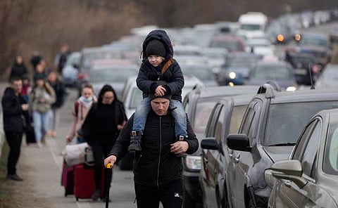 യുദ്ധത്തെ തുടർന്ന് പലായനം ചെയ്യുന്ന യുക്രൈൻ ജനത/ പിടിഐ