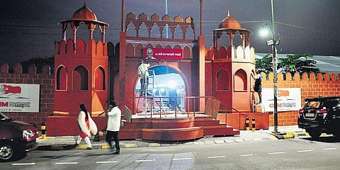 സിപിഎം സംസ്ഥാനസമ്മേളനത്തിന്റെ ഭാഗമായി മറൈന്‍ ഡ്രൈവില്‍ സ്ഥാപിച്ചിട്ടുള്ള വേദി