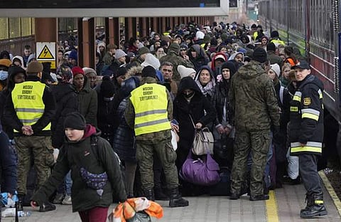 യുക്രൈനില്‍ നിന്നു പലായനം ചെയ്തവര്‍ പോളണ്ടിലെ റെയില്‍വേ സ്‌റ്റേഷനില്‍/എപി