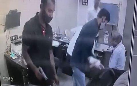 സ്വകാര്യ സ്ഥാപനത്തില്‍ തോക്ക് ചൂണ്ടി കവര്‍ച്ച നടത്തുന്ന ദൃശ്യം, എഎന്‍ഐ