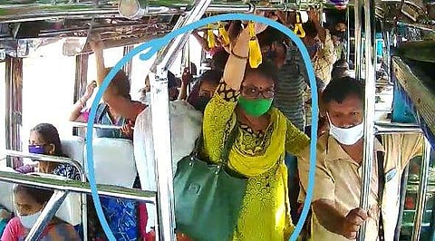 സ്വകാര്യ ബസില്‍ യുവതി പേഴ്‌സ് അതിവിദഗ്ധമായി മോഷ്ടിക്കുന്ന ദൃശ്യം