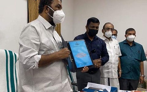 മന്ത്രി പരീക്ഷാ മാനുവൽ പുറത്തിറക്കുന്നു/ ഫെയ്സ്ബുക്ക്