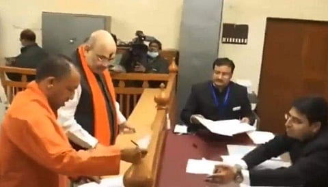 യോഗി ആദിത്യനാഥ് പത്രിക സമര്‍പ്പിക്കുന്നു