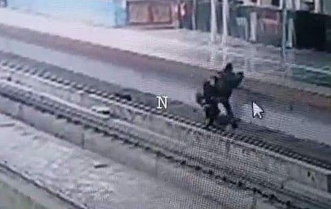 മെട്രോ ട്രാക്ക് വീണ യാത്രക്കാരന്‍ വീഡിയോ ദൃശ്യം