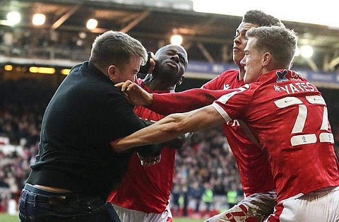 ടീമിന് നാണംകെട്ട തോല്‍വി; ഗോള്‍ നേട്ടമാഘോഷിച്ച താരങ്ങളെ ഗ്രൗണ്ടിലിറങ്ങി തല്ലി ലെയ്‌സ്റ്റര്‍ സിറ്റി ആരാധകന്‍ (വീഡിയോ)