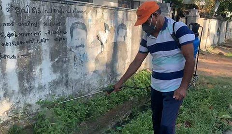 കൊതുകു നശീകരണം നടത്തുന്ന പള്ളുരുത്തി സ്വദേശി ജേക്കബ്, ഫോട്ടോ:  ആല്‍ബിന്‍ മാത്യു