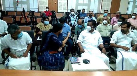 തൃശൂരില്‍ മന്ത്രി കെ രാധാകൃഷ്ണന്റെ അധ്യക്ഷതയില്‍ ചേര്‍ന്ന സര്‍വ്വകക്ഷിയോഗം